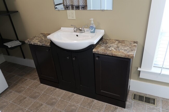 Building Photo - 5 Green St