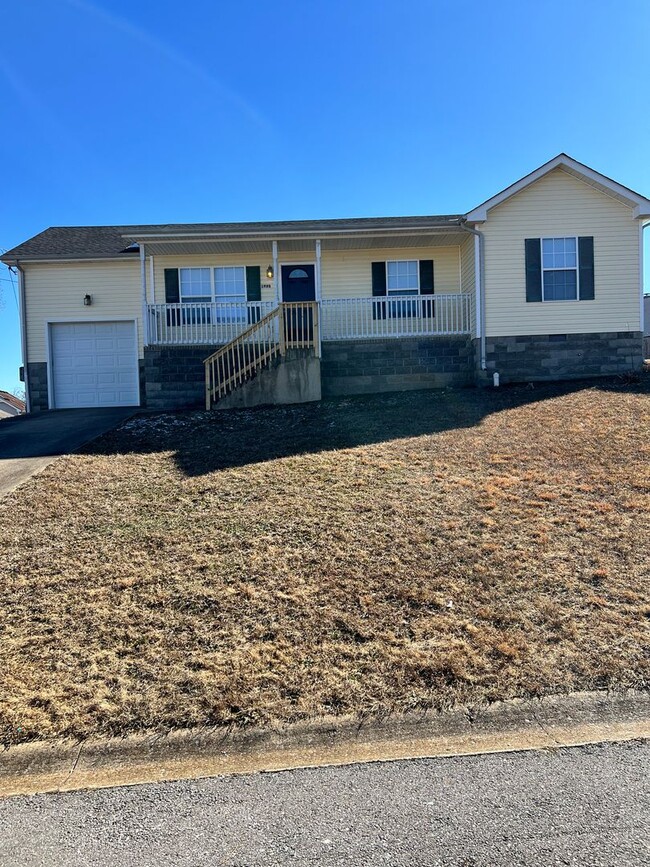 Building Photo - Three Bedroom Close to Post