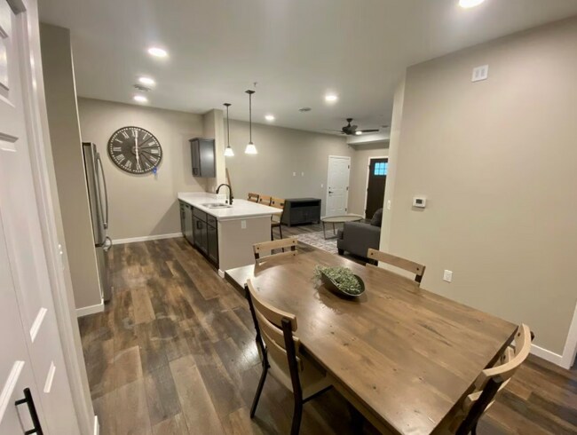 Building Photo - 608 Pine St