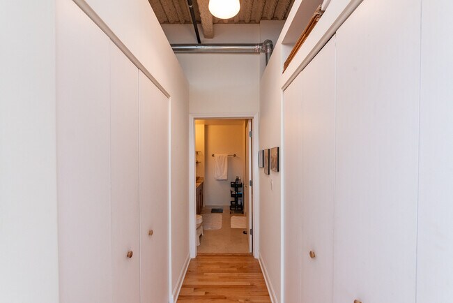 Building Photo - 2545 S Dearborn St