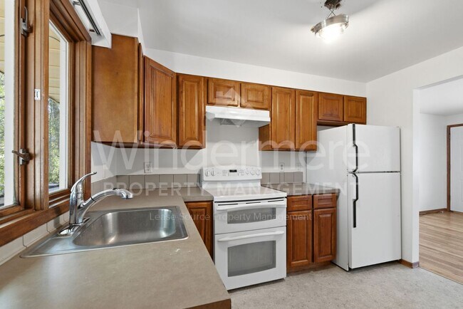 Building Photo - 902 E Rockwell Ave