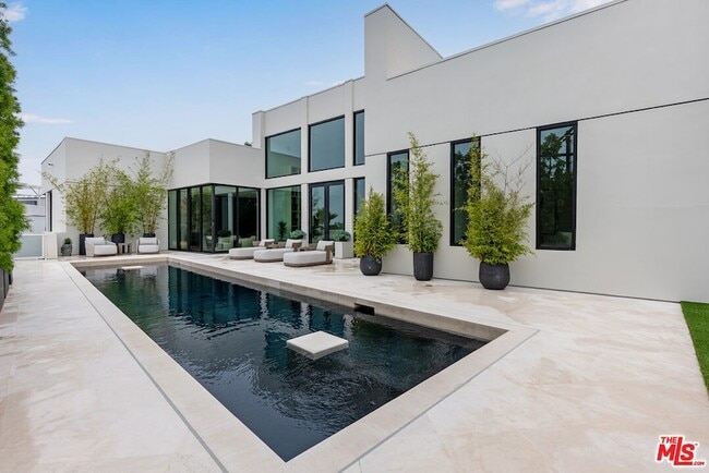 Building Photo - 9405 Sierra Mar Pl