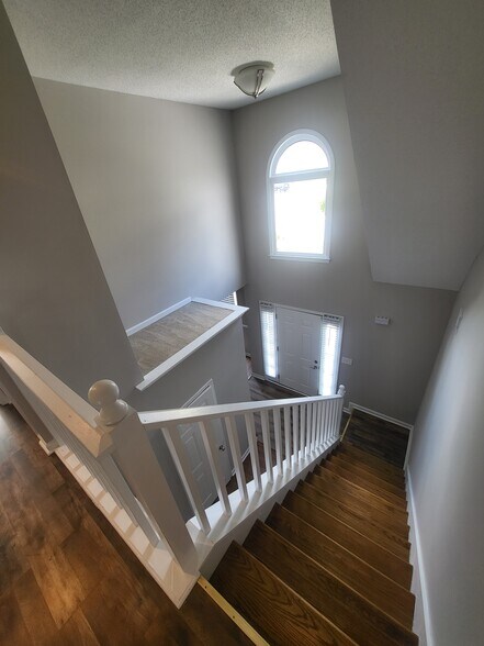 Building Photo - 7700 Lakeshore Ct