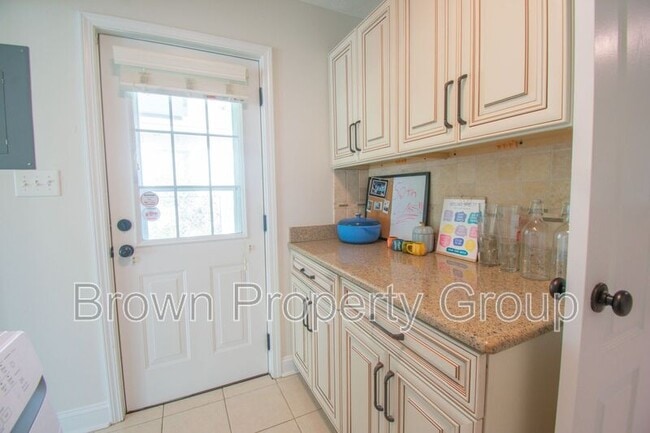 Building Photo - 205 Bethune St