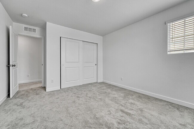 Building Photo - $4,450.00, 5 bed, 4.5-bath located in Broo...