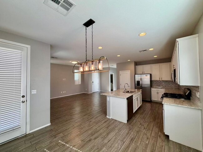 Building Photo - Fantastic two story single family house