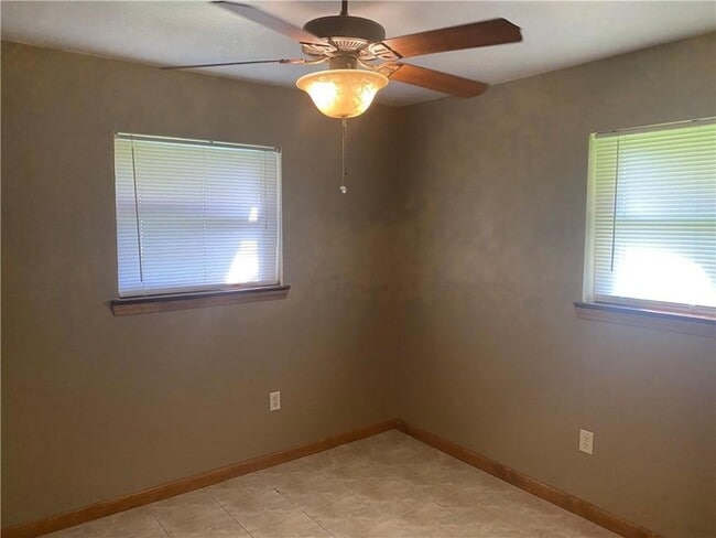 Building Photo - 15 Helis Dr