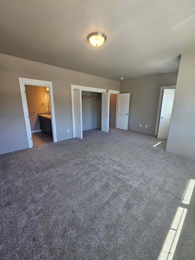 Building Photo - Beautiful Townhomes in East Medford