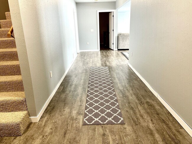 Building Photo - 3 Bed, 2 Bath Duplex in Hillsboro