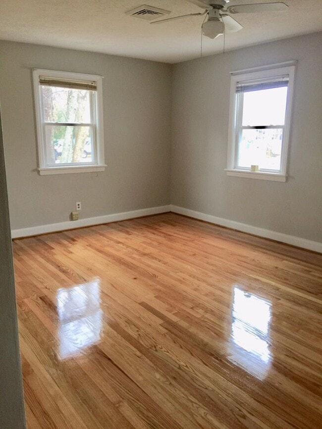 Building Photo - Adorable 2BR/1BA Home Near Norfolk Naval B...