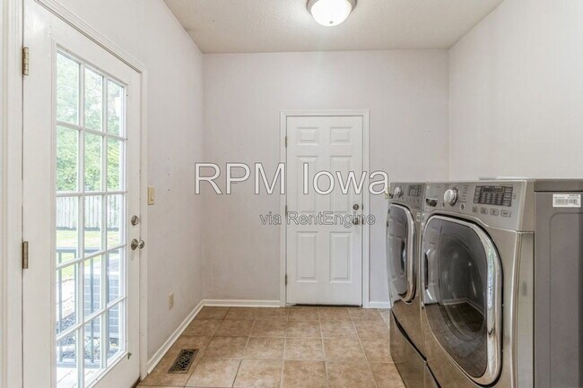 Building Photo - 13585 Summit Dr