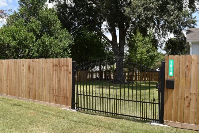 Building Photo - 1519 W 12th St