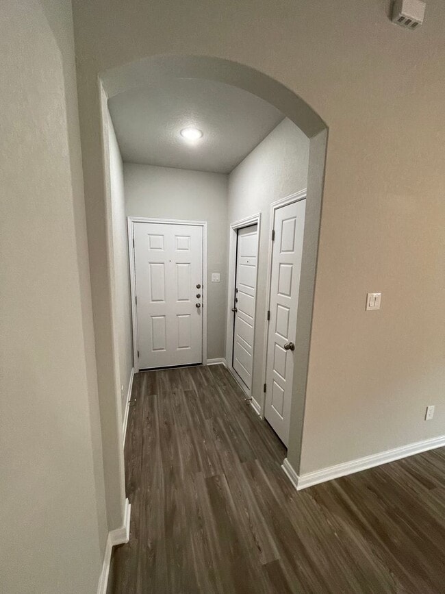 Building Photo - Luxury 3/2 duplex in NBTX