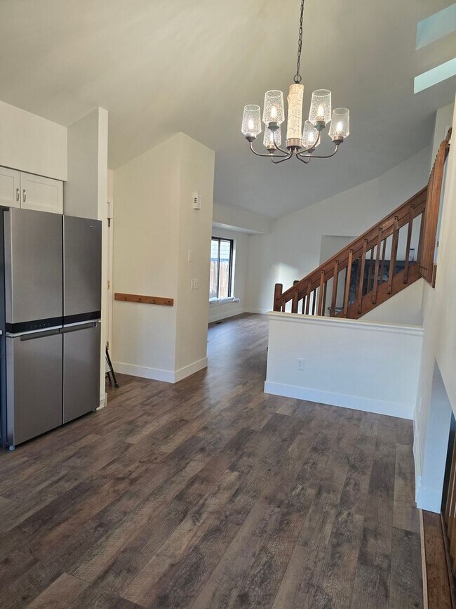 Building Photo - 443 Lincoln Cir