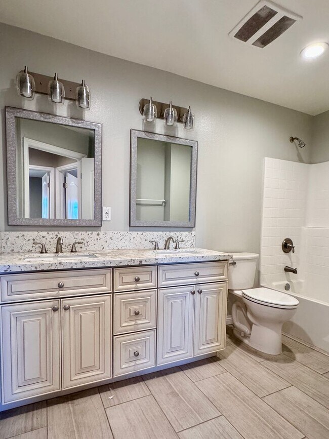 Building Photo - Beautiful remodeled 3 bedroom townhome in ...