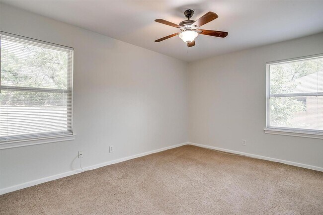 Building Photo - Amazing Home in Western Hills- 3 bed, 1.5 ...