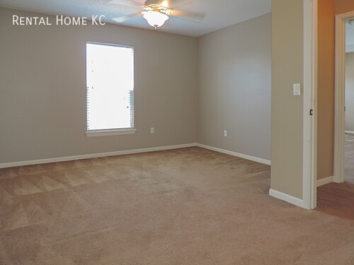 Building Photo - Open and Light 2-story w/fin bsmt and fenc...