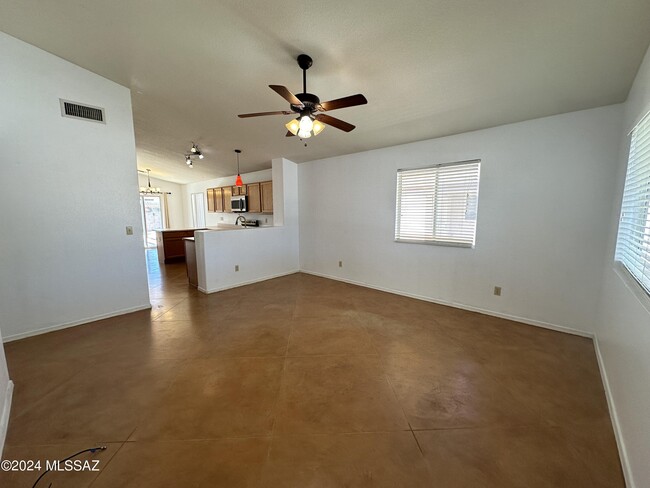 Building Photo - 8673 S Desert Dove Dr