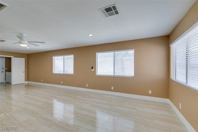 Building Photo - 3966 Green Leaf Dr