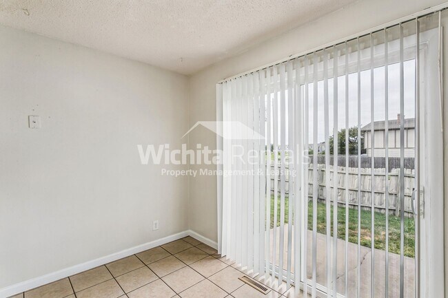 Building Photo - 2303 S White Oak Dr