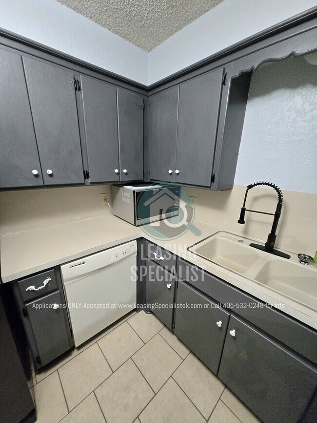 Building Photo - Charming Yukon 3 Bed 2 Bath Home