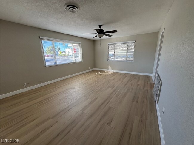 Building Photo - 1300 E Nelson Ave
