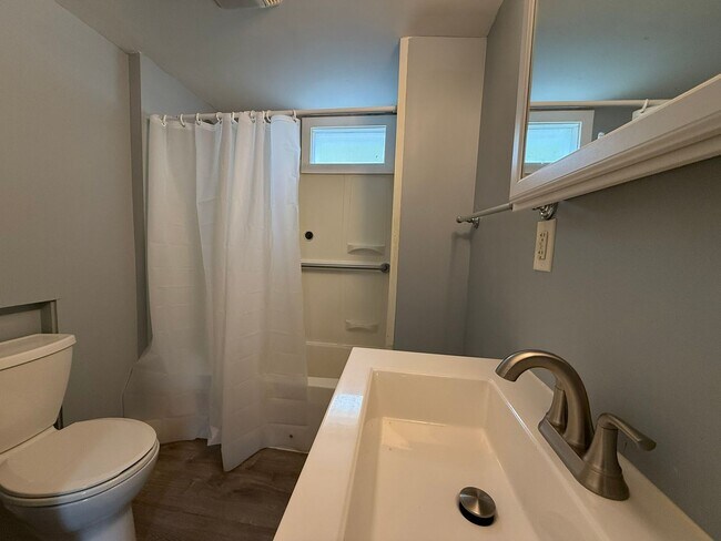 Building Photo - Spacious Five Bedroom, Single Family Home ...
