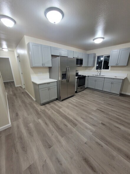 Building Photo - 10702 S Grevillea Ave