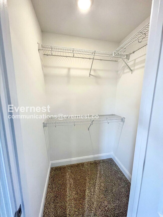 Building Photo - 3 Bed, 2.5 Bath Home with Garage / Pet-Fri...