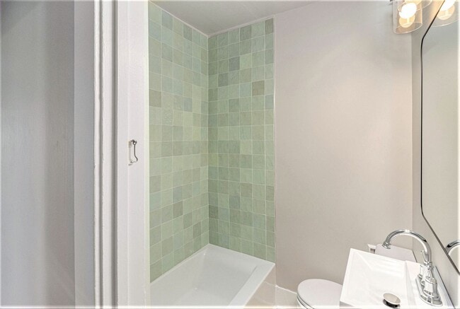 Building Photo - Spacious 2 bedroom home in the heart of Ci...