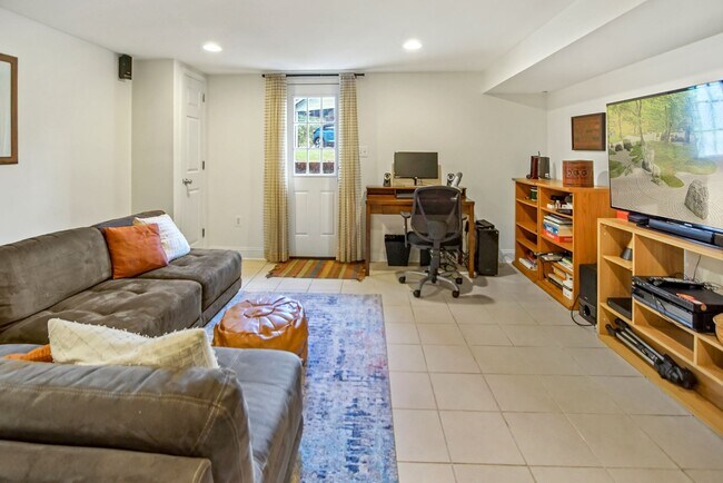 Building Photo - 6902 Tilden Ln