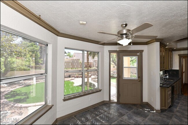 Building Photo - 1004 Los Jardines Cir
