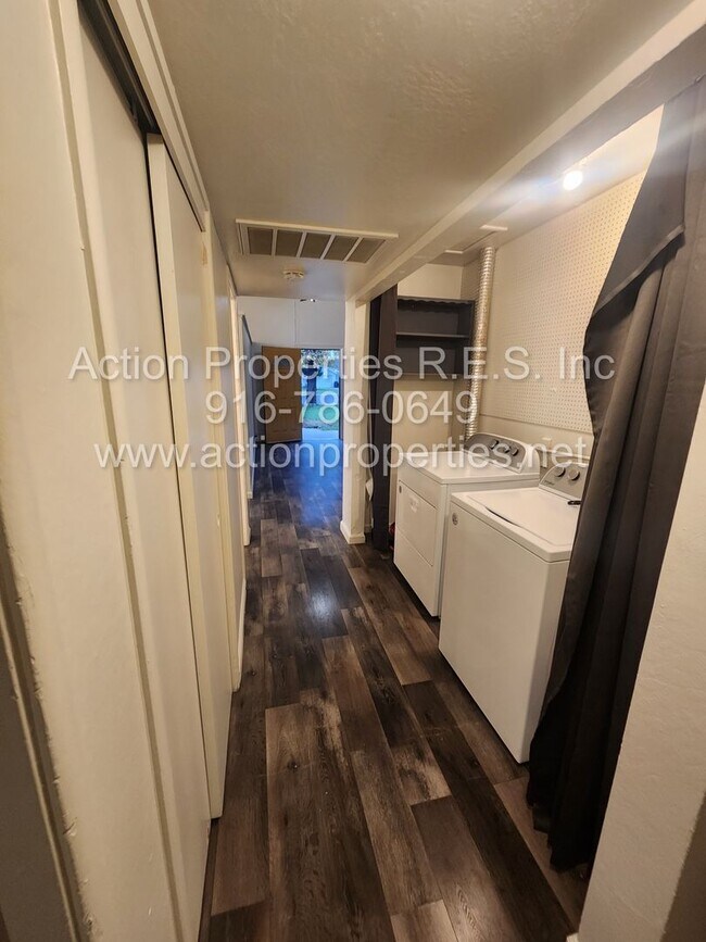 Building Photo - $500.00 Off Move In Special! East Roseville, Sierra Gardens 3 Bedroom, 2 Bathroom, 2 Car Garage, ...