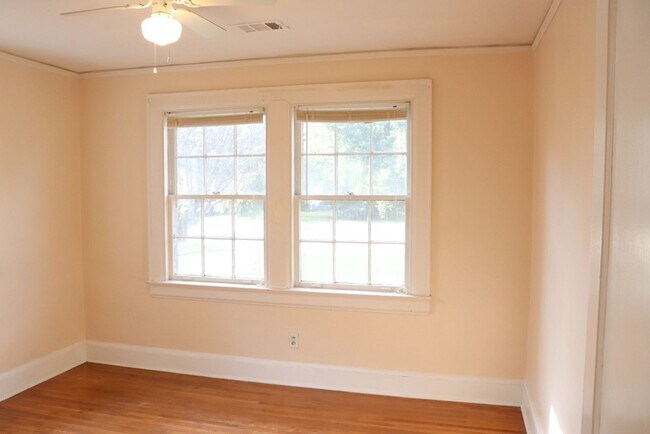 Building Photo - 2- Bedroom Bungalow Beauty