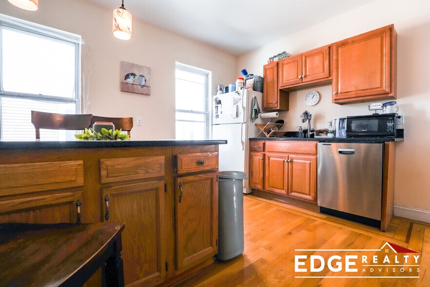 Building Photo - 44 Easton St