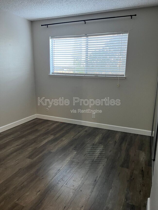 Building Photo - 1060 Oak Grove Rd