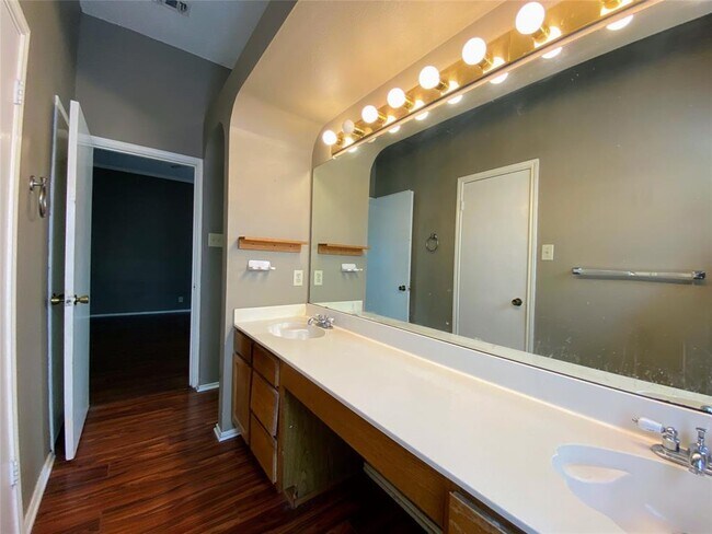 Building Photo - 3215 Tree Grove Dr