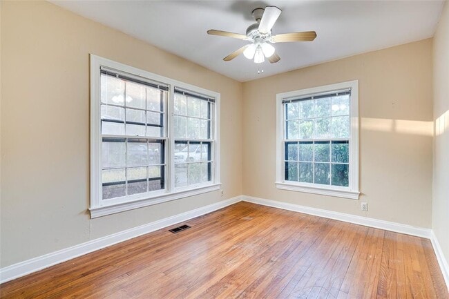 Building Photo - 1011 E 49th St