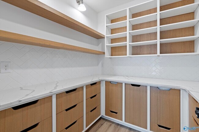 Building Photo - 6605 Waxwood Dr