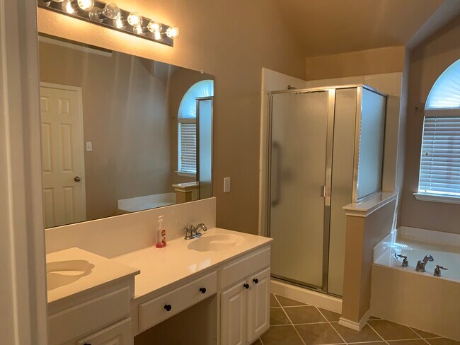 Building Photo - 2031 Trail Gln