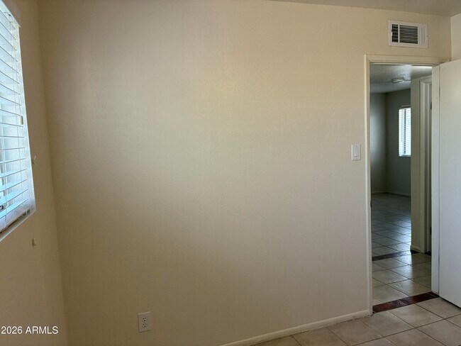 Building Photo - 1349 E Sahuaro Dr