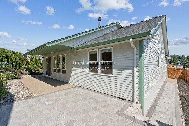 Building Photo - Stunning 3 BD, 2 BA Salem Home with Elegant Finishes!