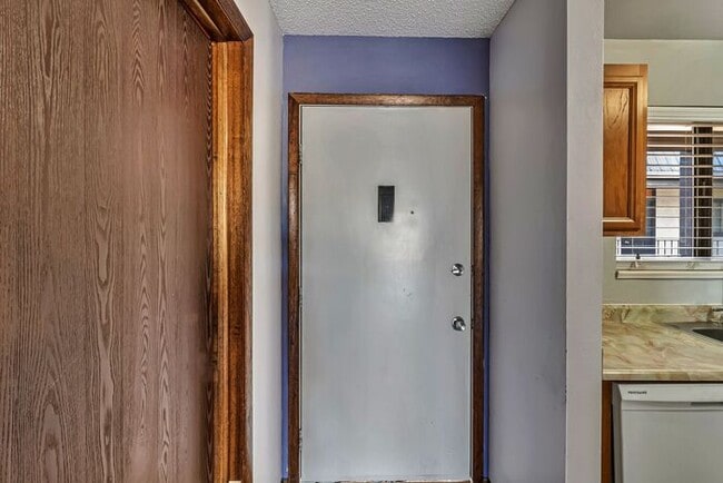 Building Photo - Bright & Spacious 1BD/1BA Top-Floor Unit w...