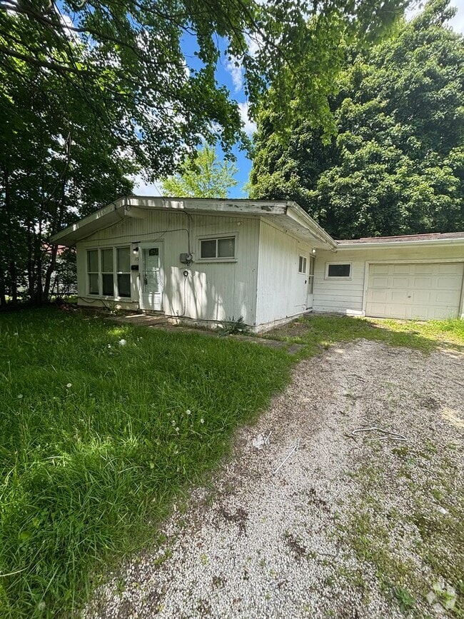 Building Photo - Beautifully Renovated 3 bedroom