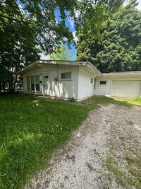 Building Photo - Beautifully Renovated 3 bedroom