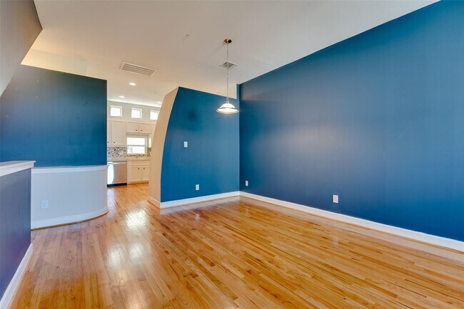 Building Photo - 5941 S Loop E