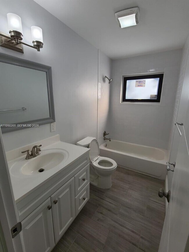 Building Photo - 2008 NE 4th Ave