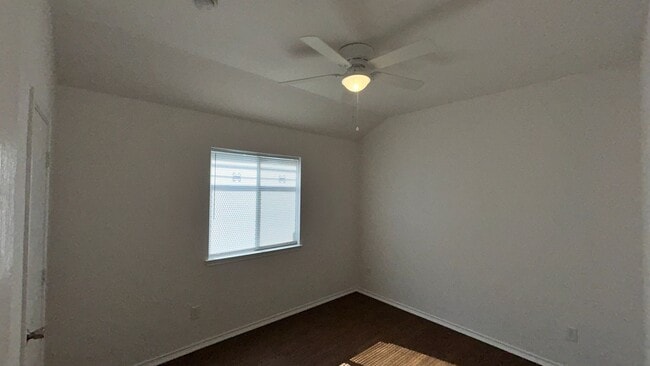 Building Photo - Move-in Ready Open Layout with a Huge Yard!