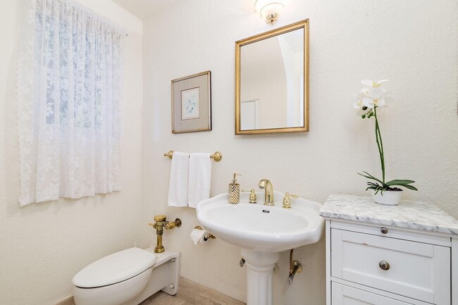 Building Photo - 155 Peruvian Ave