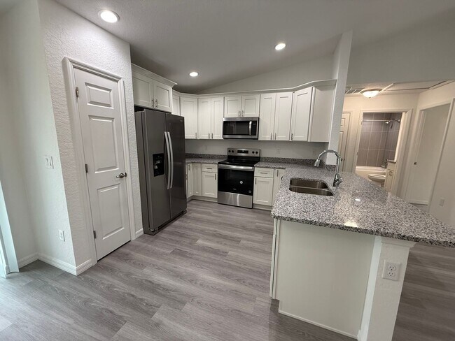 Building Photo - Great Price, Won't Last!!